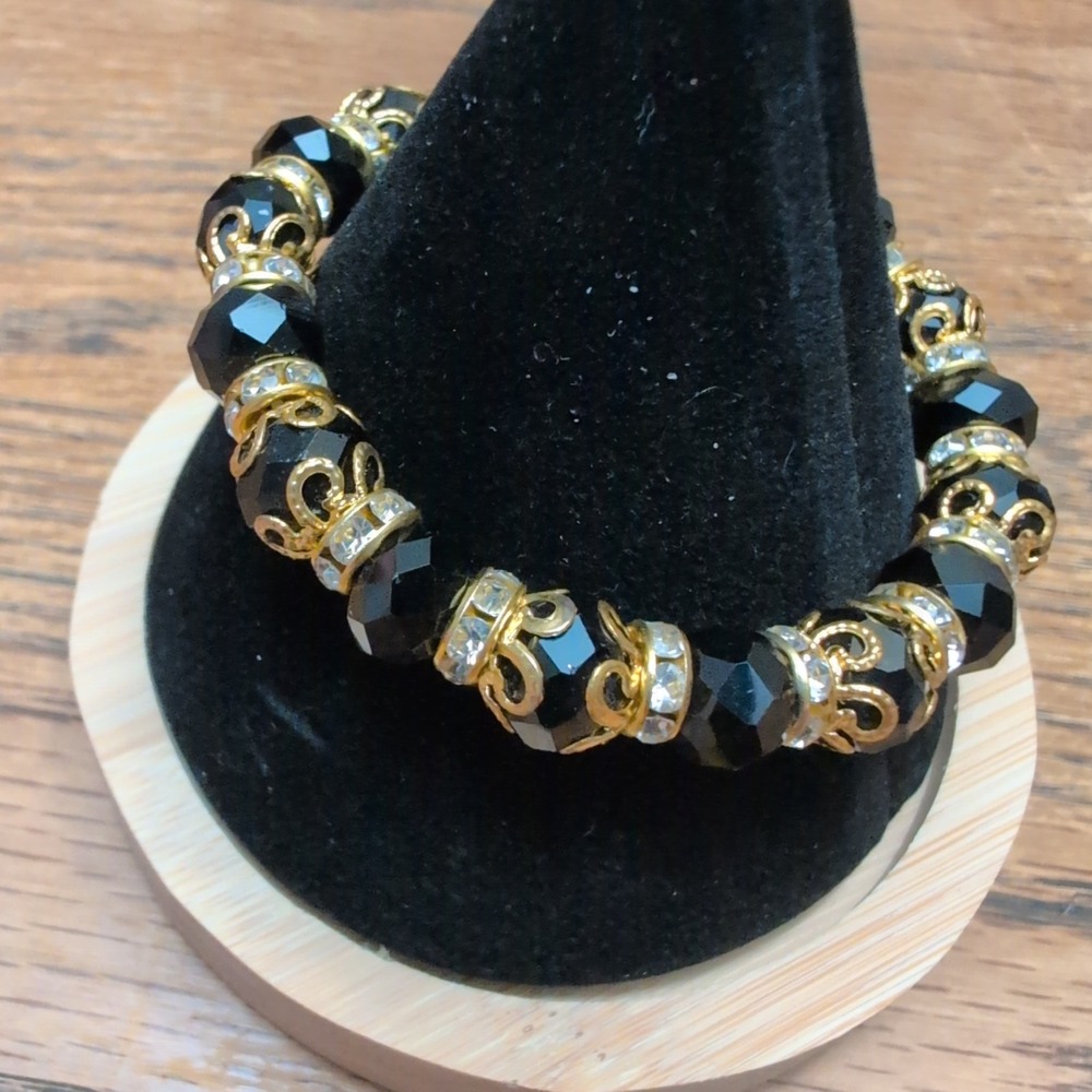 Black Faceted Bead Stretch Bracelet Gold Tone Filigree Rhinestone Charm VG+ - Picture 2 of 2